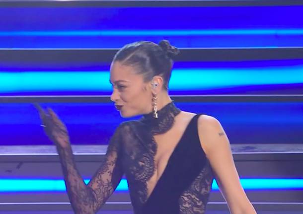 Elodie, una sexy Morticia per la finale di Sanremo 2023