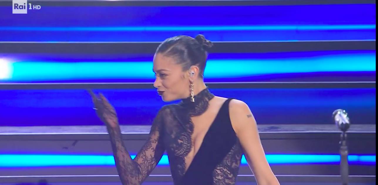 Elodie, una sexy Morticia per la finale di Sanremo 2023