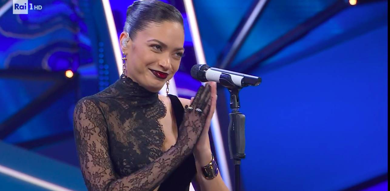 Elodie, una sexy Morticia per la finale di Sanremo 2023
