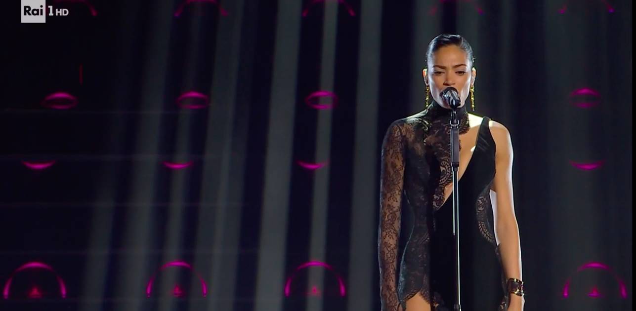 Elodie, una sexy Morticia per la finale di Sanremo 2023