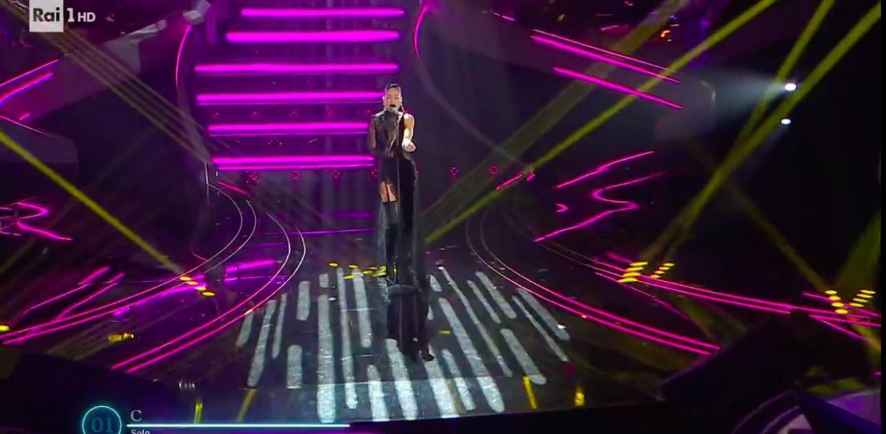 Elodie, una sexy Morticia per la finale di Sanremo 2023