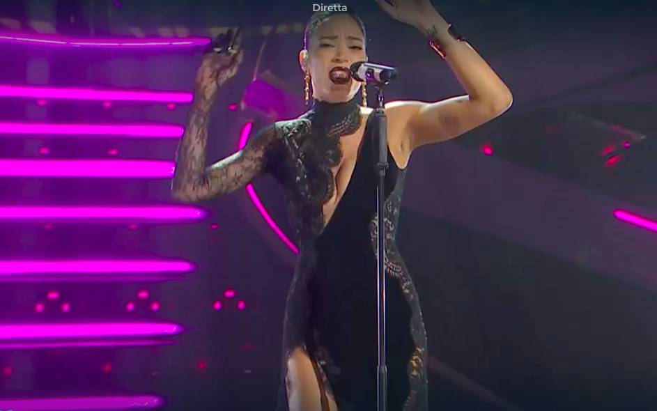 Elodie, una sexy Morticia per la finale di Sanremo 2023