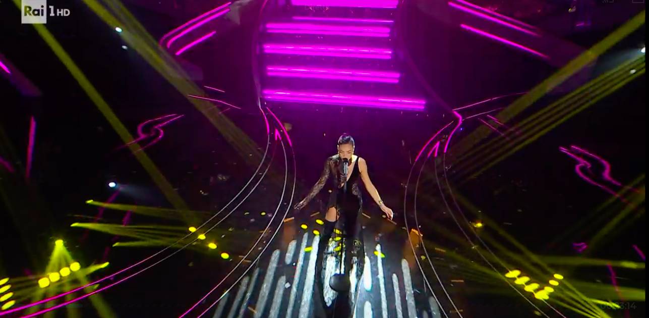 Elodie, una sexy Morticia per la finale di Sanremo 2023