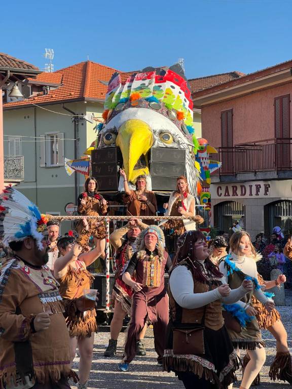 Il Carnevale di Ispra 2023: mascherine e carri per le vie del centro storico
