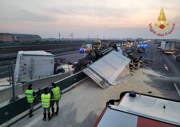 Tir ribaltato a4